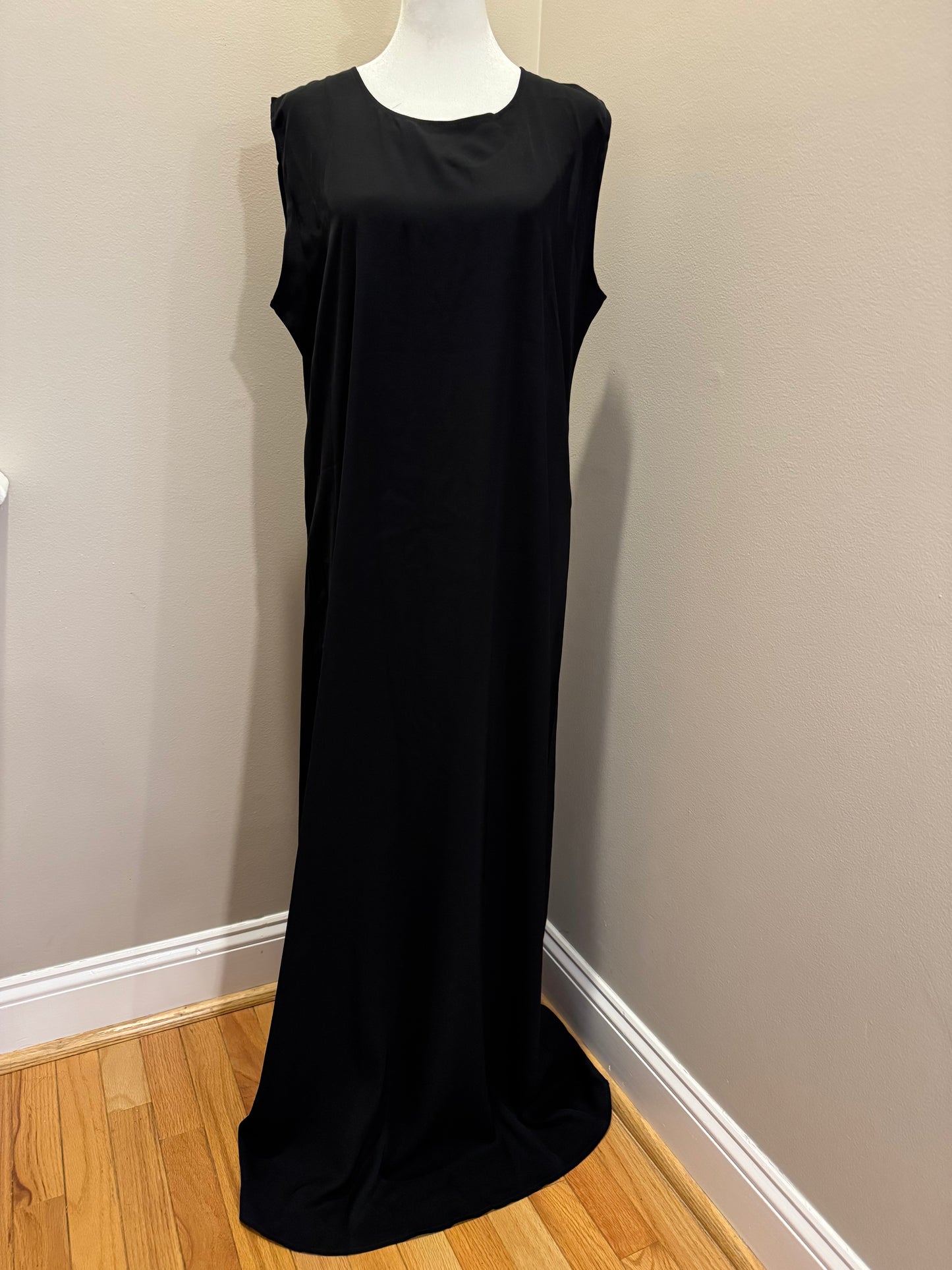 Traditional Agbani Style Embroidered two-piece Abaya with Belt and Upper Zipper (Black and Red)