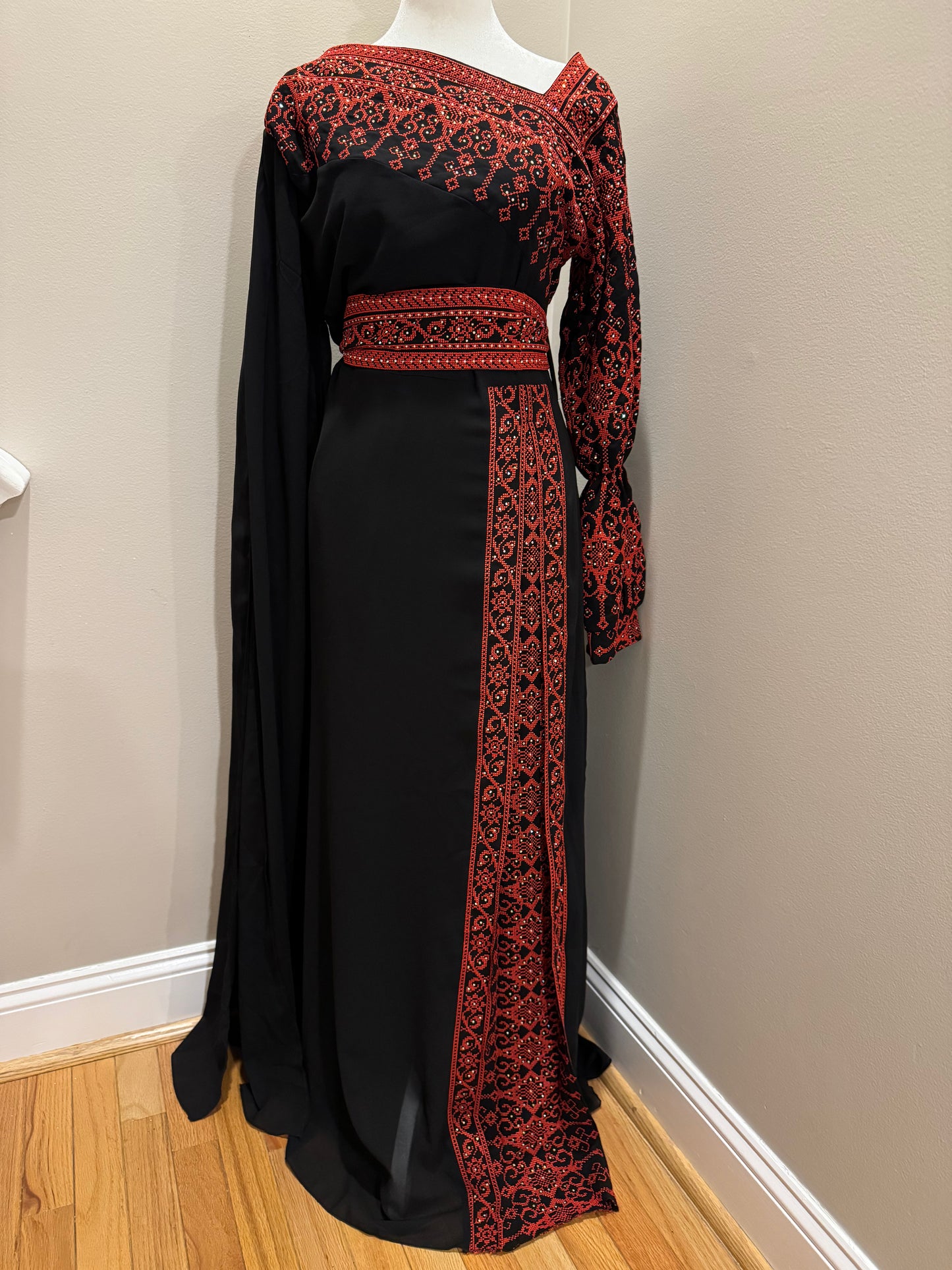 Embroidered thobe dress with asymmetric neck