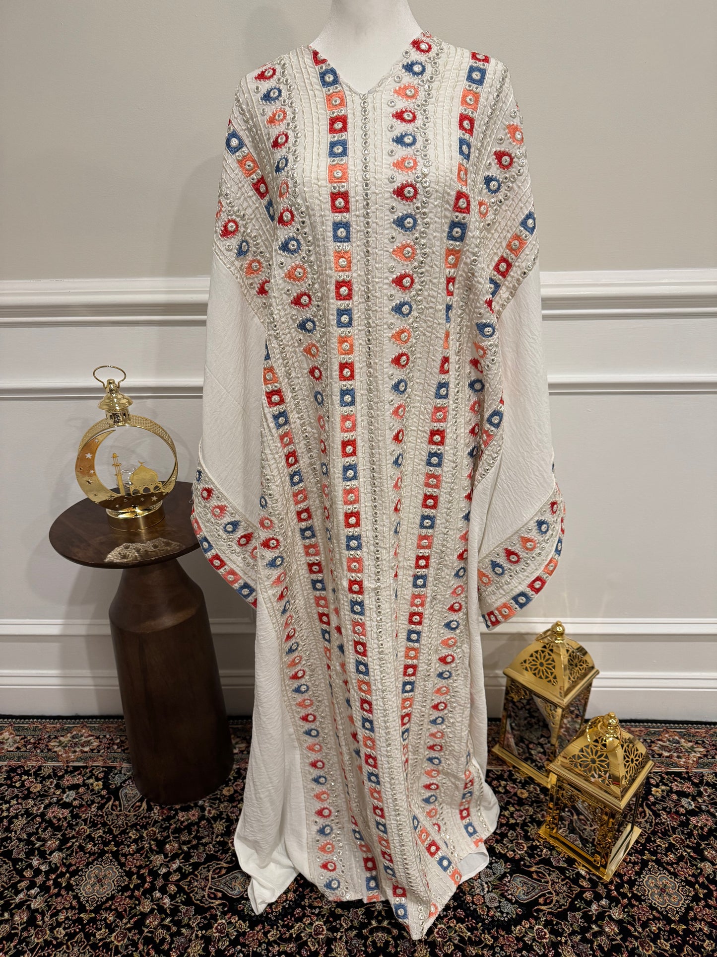 Elegant mirror-style dress with flowy sleeves