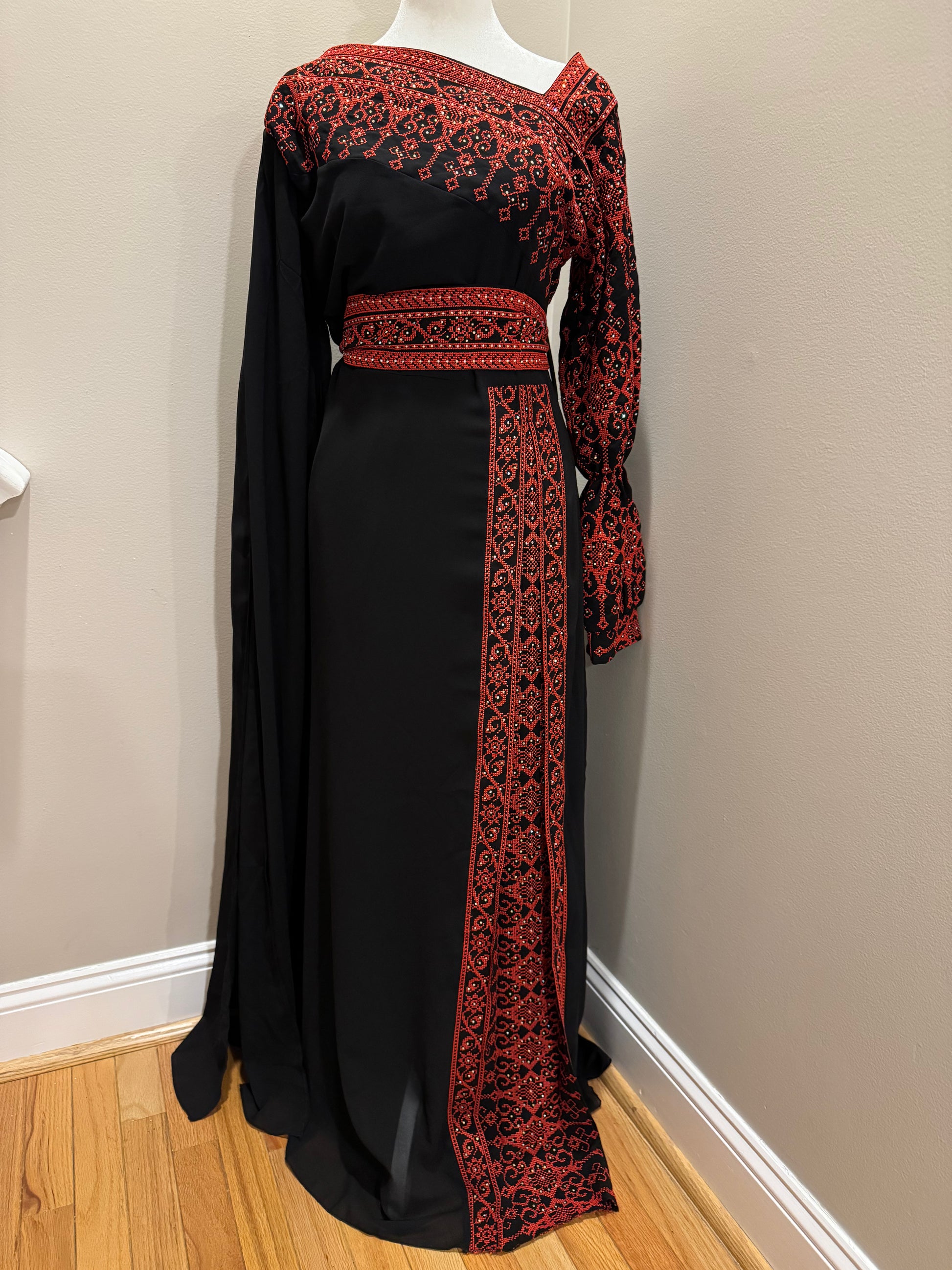 Embroidered thobe dress with asymmetric neck
