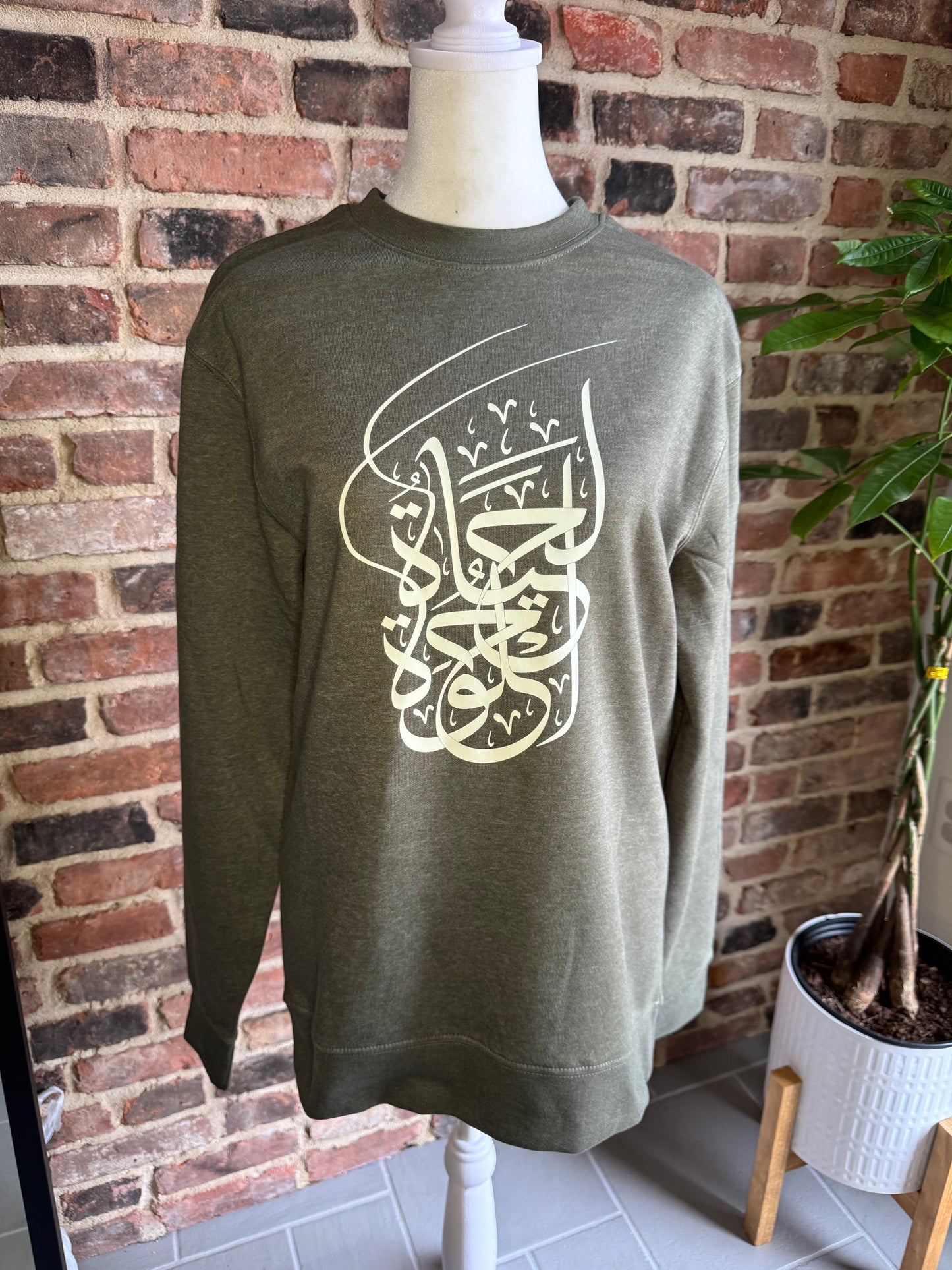 Unisex lightweight sweater with Arabic writing