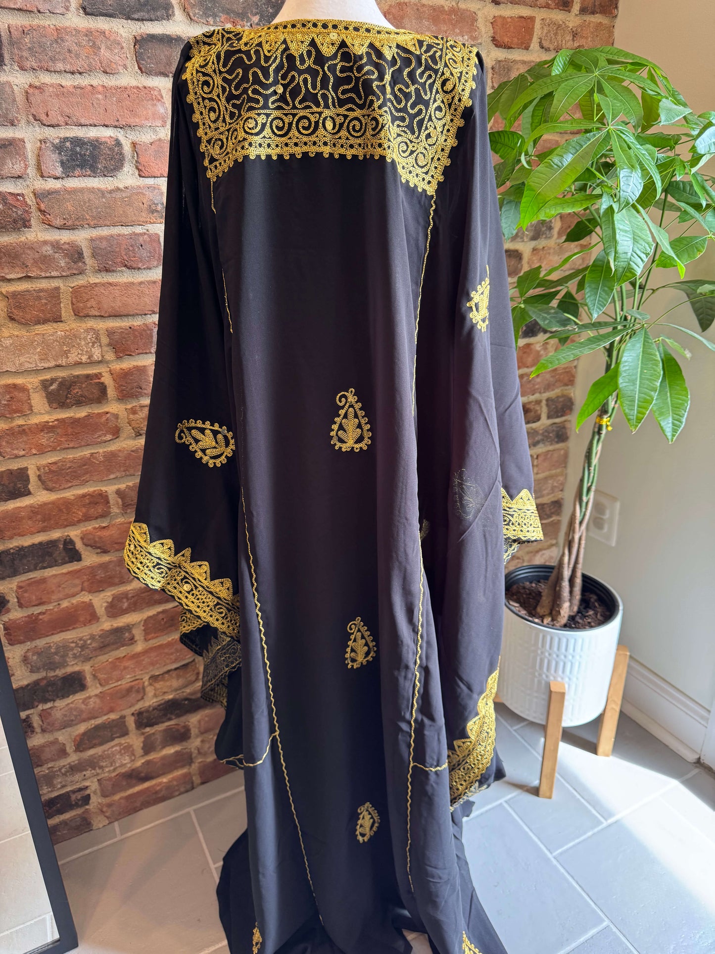 ثوب هاشمي أسود مطرز black hashmi thobe back embroidery